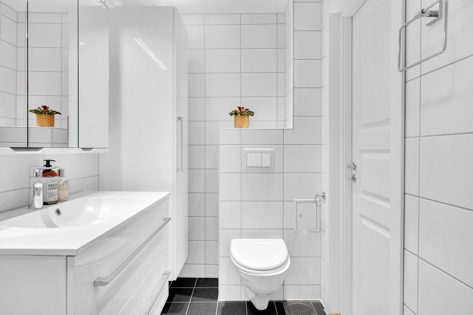 I tillegg er det opplegg for vaskemaskin, noe som gjør rommet både stilrent og brukervennlig. Galleribilde