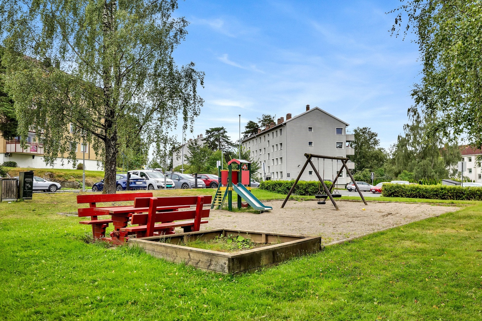 Veldrevet borettslag med luftig plassering av byggene og flotte fellesarealer. Galleribilde