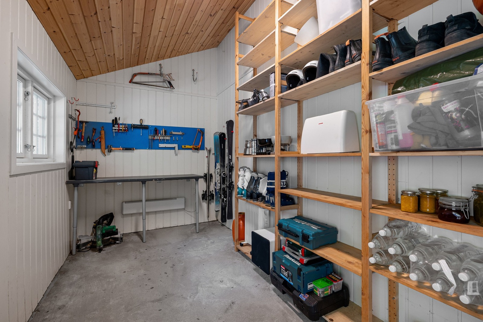 Denne romslige boden gir deg ekstra lagringsplass utenom det vanlige. Med sine hele 11 kvm har du plass til alt du trenger. Galleribilde