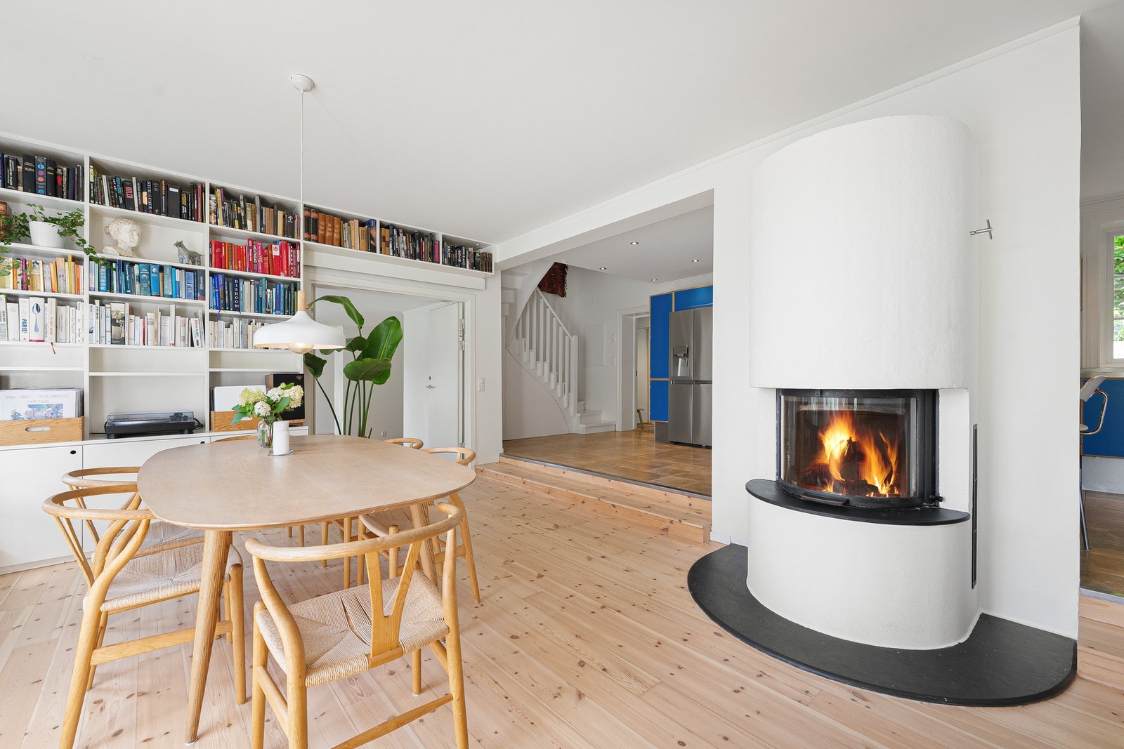 Den åpne løsningen mot spiseplassen skaper en luftig og sosial atmosfære, perfekt for både rolige hverdager og hyggelige sammenkomster. Galleribilde