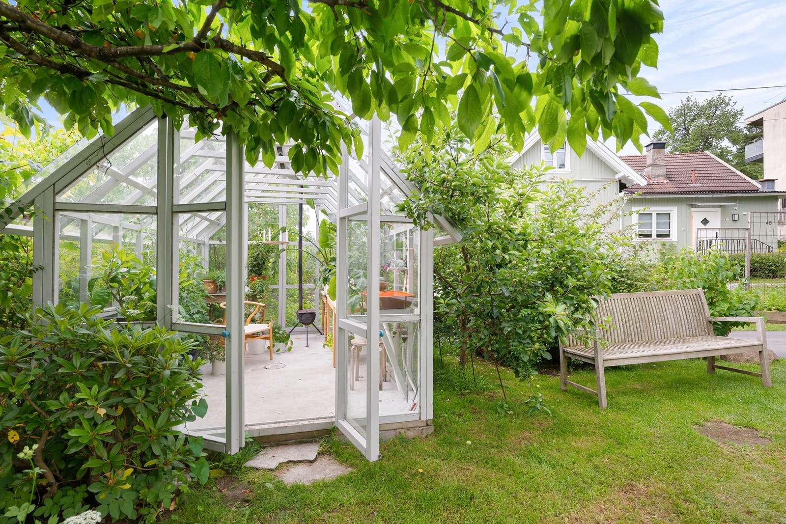 Et flott drivhus gir deg muligheten til å dyrke egne urter, grønnsaker og blomster gjennom store deler av året. Galleribilde
