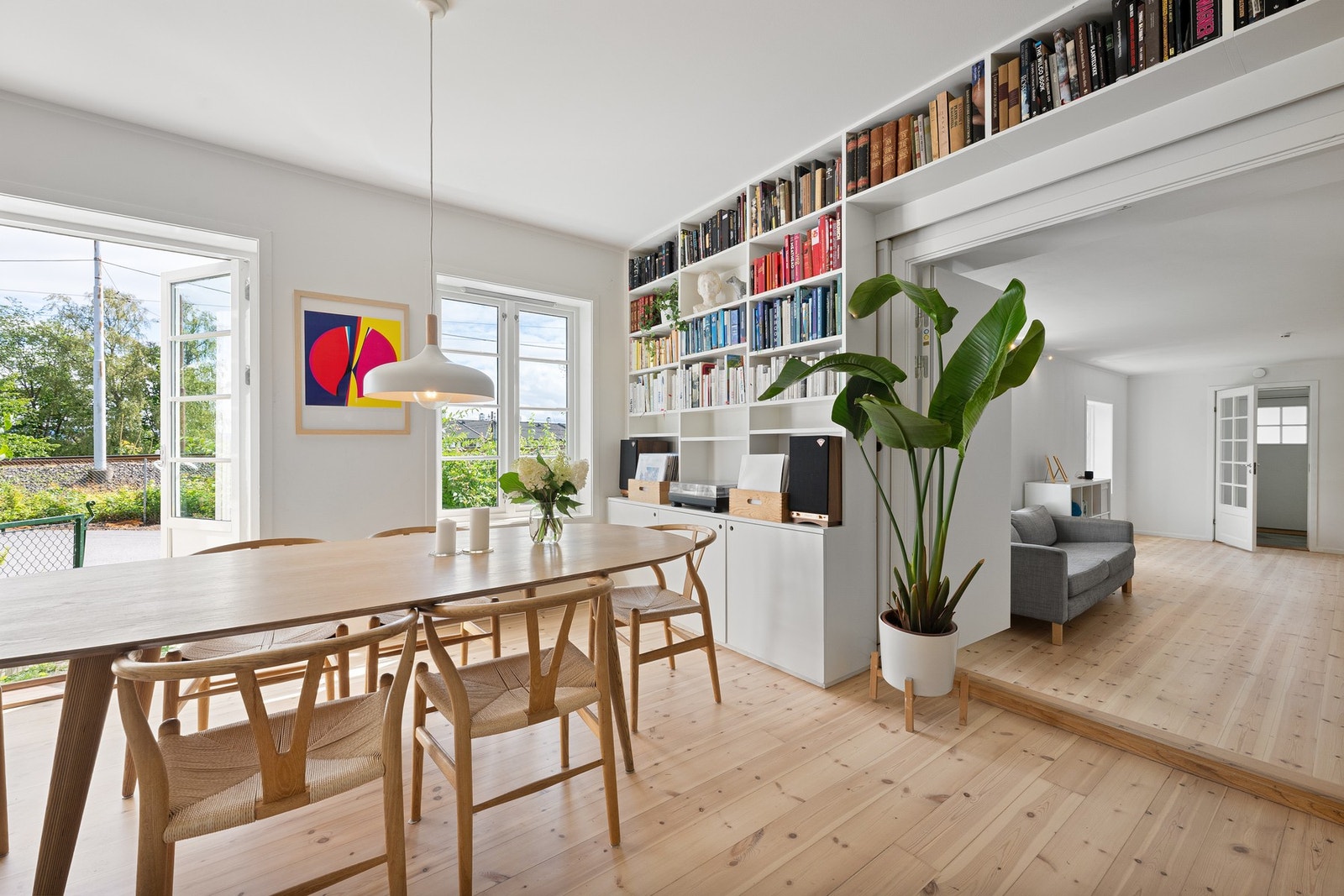 Første etasje er i dag delt i to soner, hvor den ene delen kan benyttes som hybel, og har vært brukt som barnehage med egen inngang, kjøkken, stue/spiseplass og bad. Galleribilde