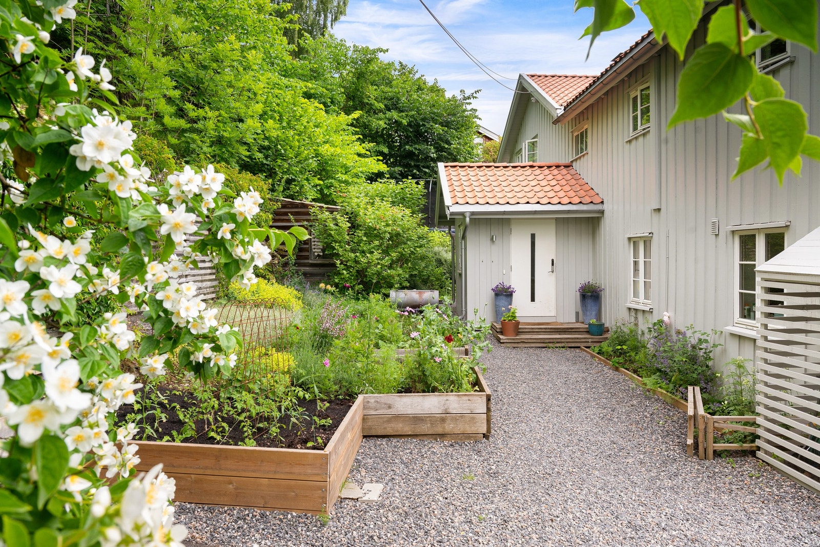 Hyggelig gårdsplass med singel. Galleribilde