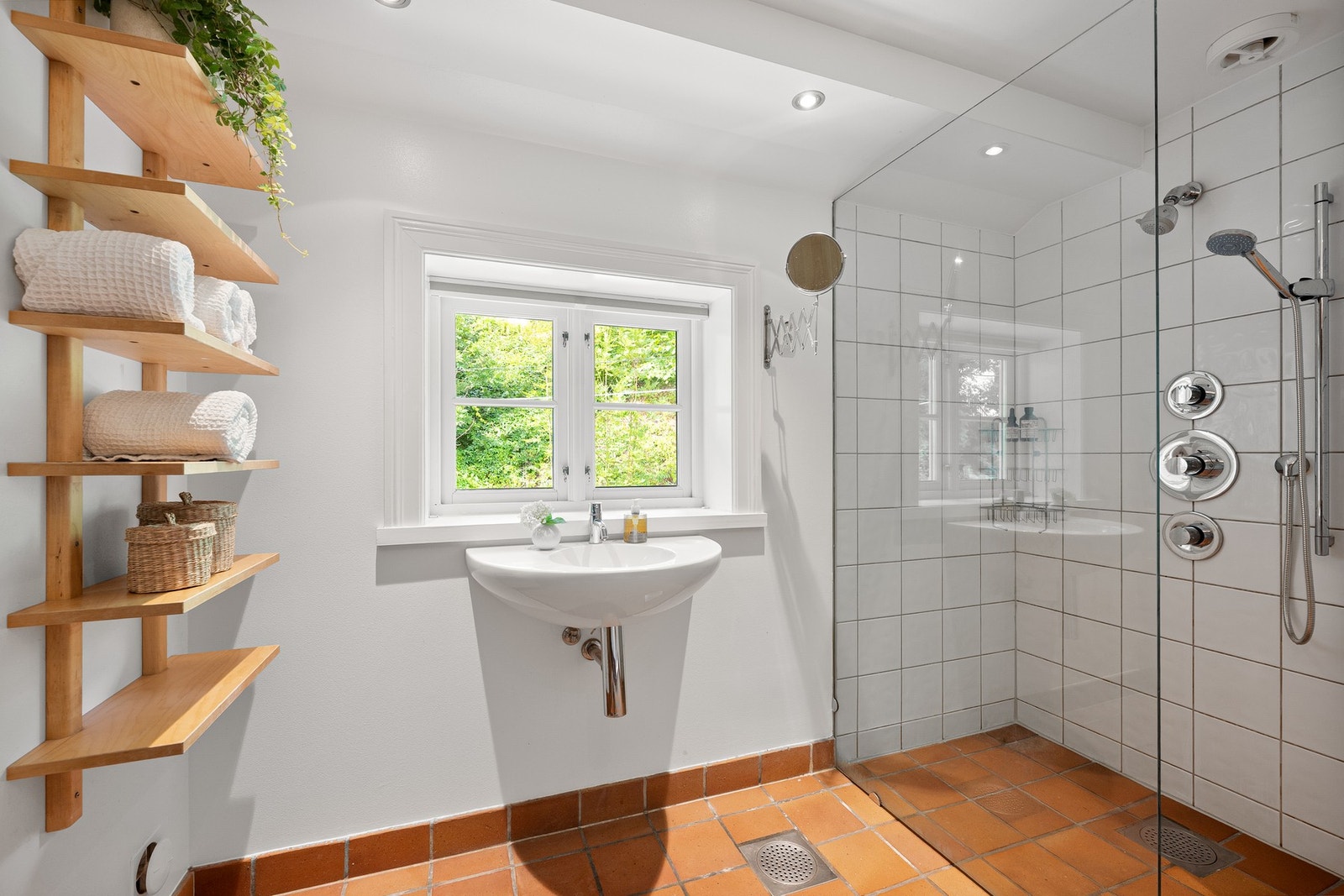 Badet byr også på en romslig dusjnisje med glassdører. Galleribilde