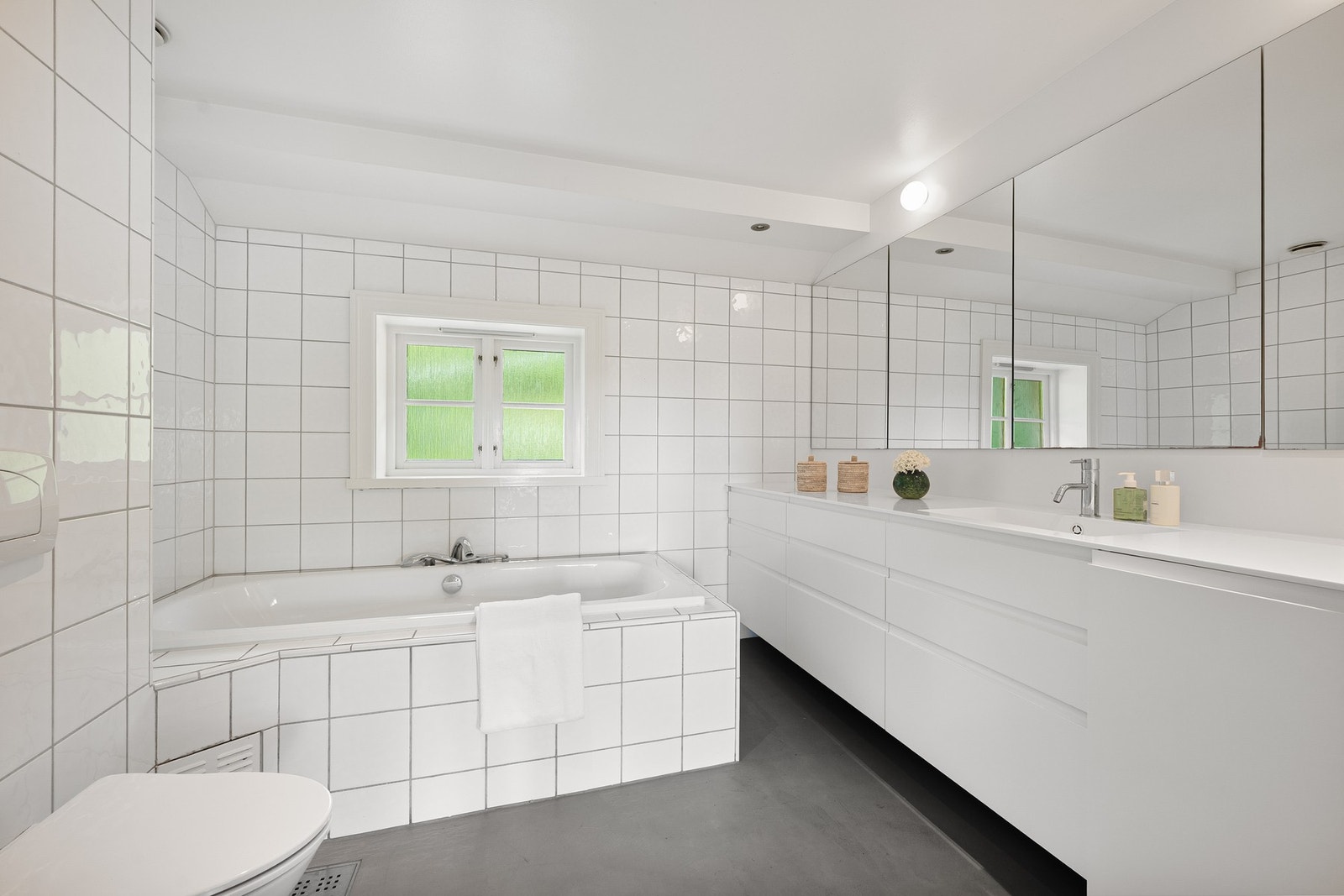 Bad nr. 2. Badet har en romslig og funksjonell utforming med innmurt badekar Galleribilde