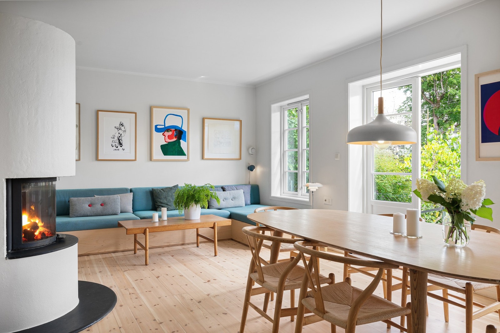 Spiseplassen ligger sentralt plassert med god plass til langbord, og har direkte utgang via doble terrassedører til en nydelig opparbeidet hage med solrike uteplasser og frodig beplantning. Galleribilde