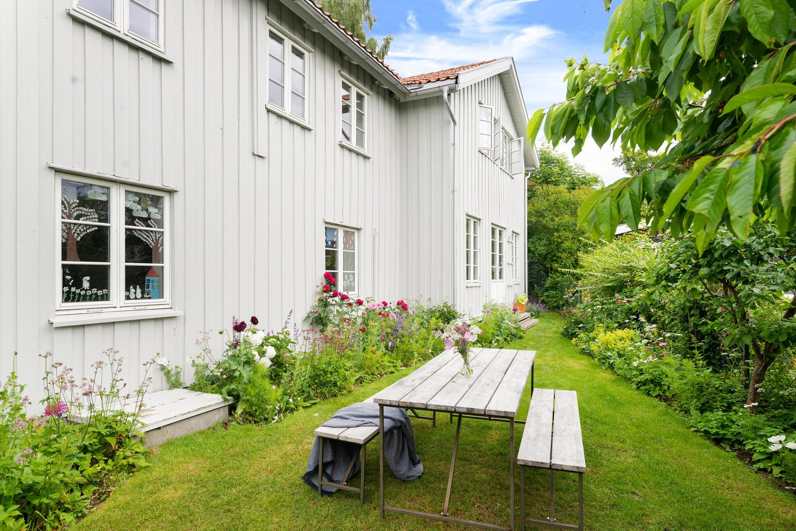 Hagen innbyr til avslapning, utemiddager og hageglede, og gir boligen en herlig ramme med et rikt potensial for personlig preg. Galleribilde