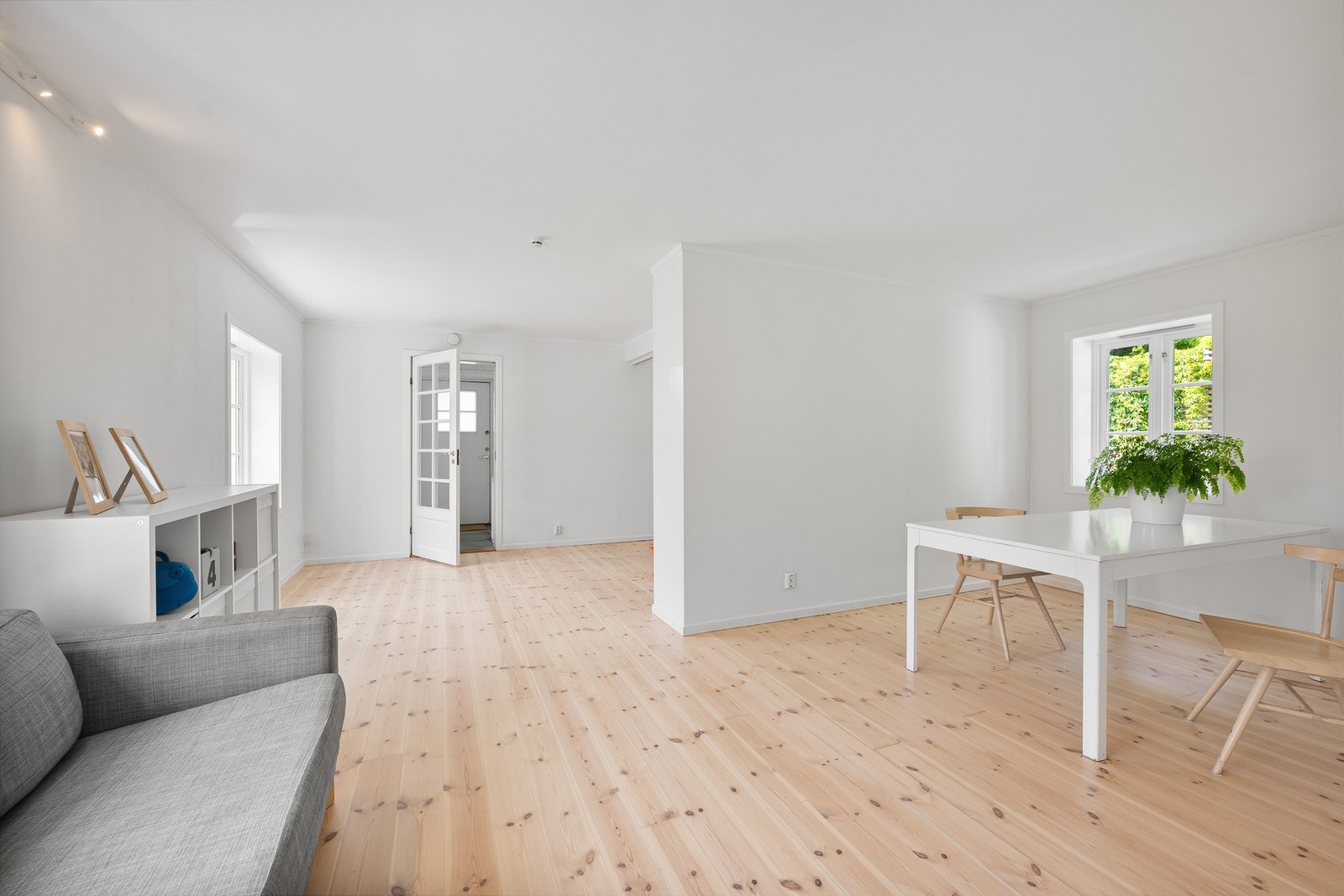 Rommet har en åpen og fleksibel planløsning, og egner seg godt som både stue- og spiseområde, eller tilpasset den bruken man ønsker, enten det er kontor, leke- eller aktivitetsrom. Galleribilde