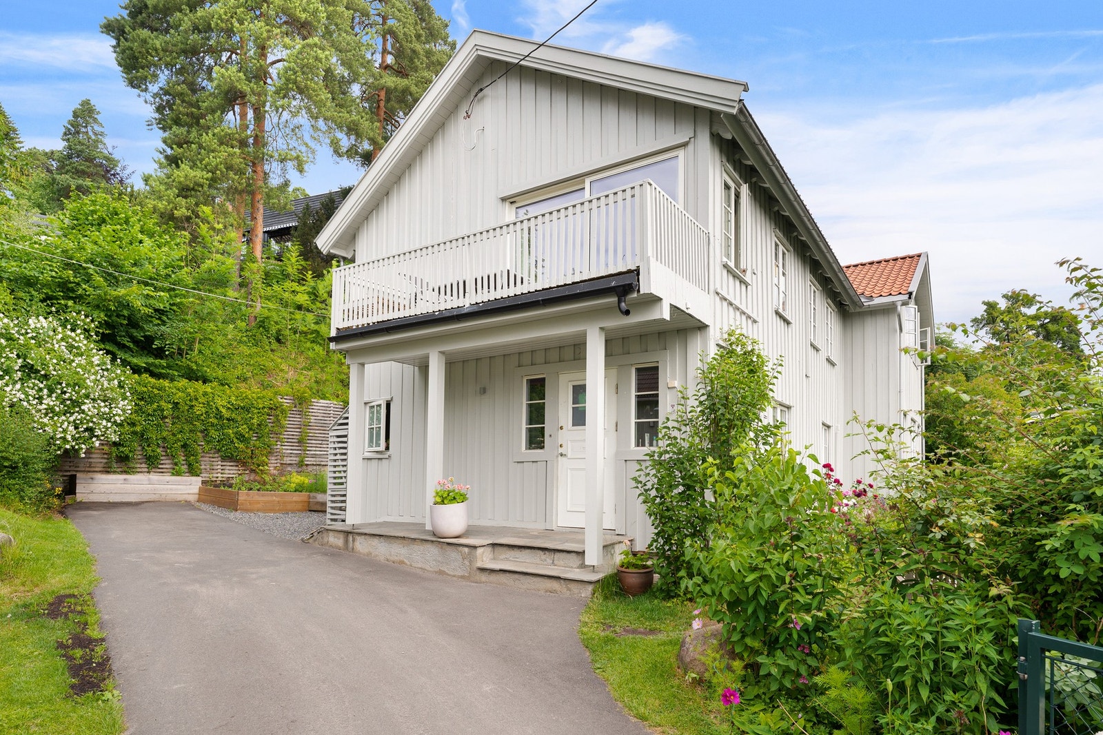 En praktisk asfaltbelagt innkjørsel sikrer enkel adkomst til eiendommen. Galleribilde
