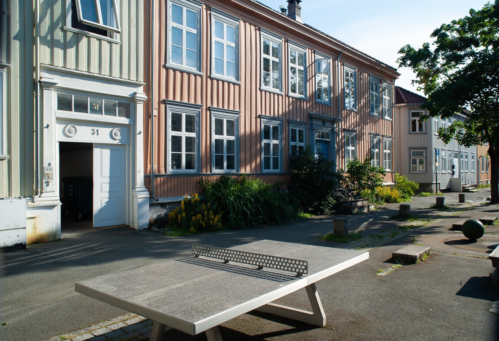 Kommunen har lagt ned betydelige ressurser i å gjøre gaten trivelig med bl.a opparbeidet oppholdsområde og bordtennisbord. Galleribilde