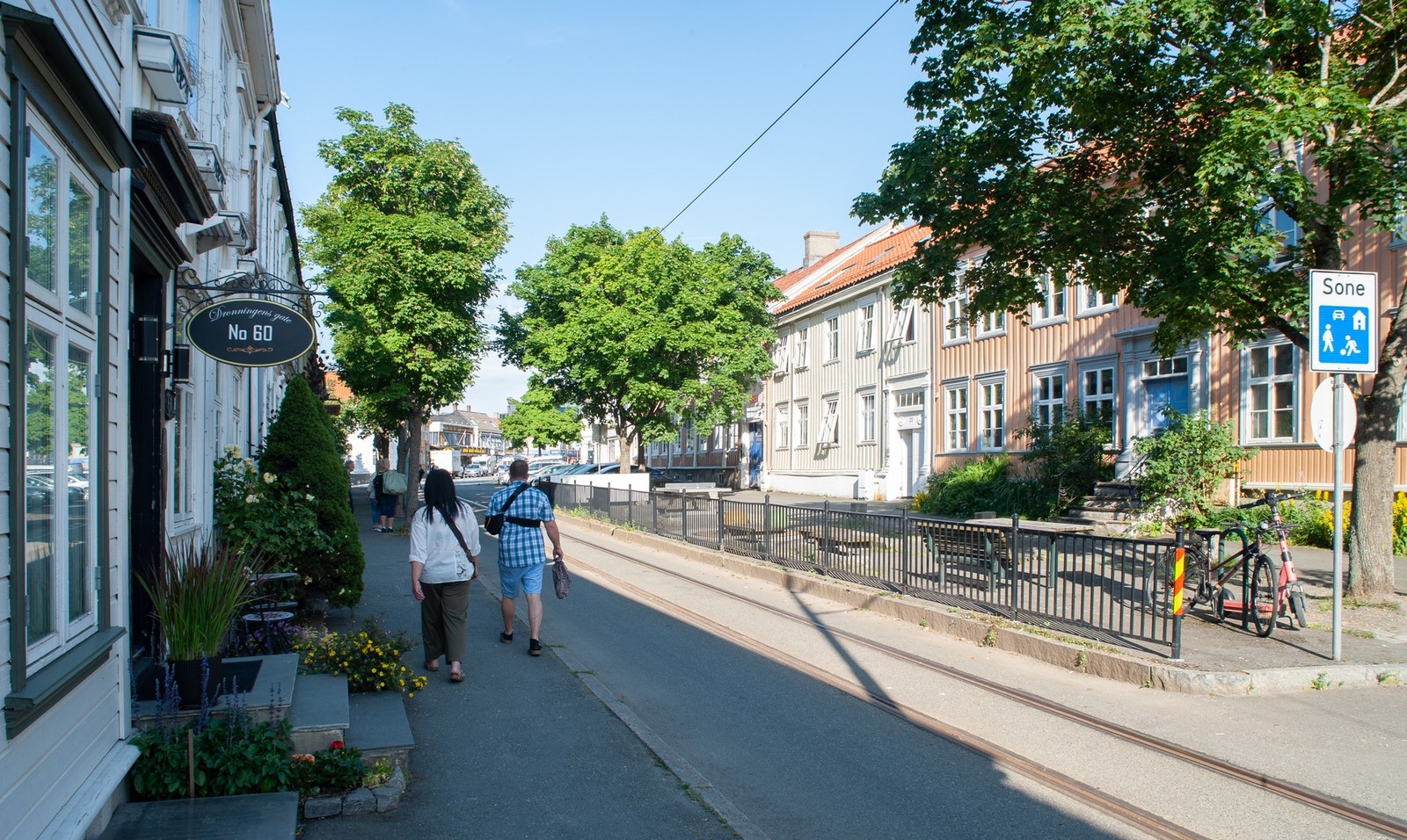 Leiligheten har en unik kombinasjon av stillhet og sentral beliggenhet, da man ligger tilbaketrukket til i en stille, rolig og bilfri gate. Galleribilde