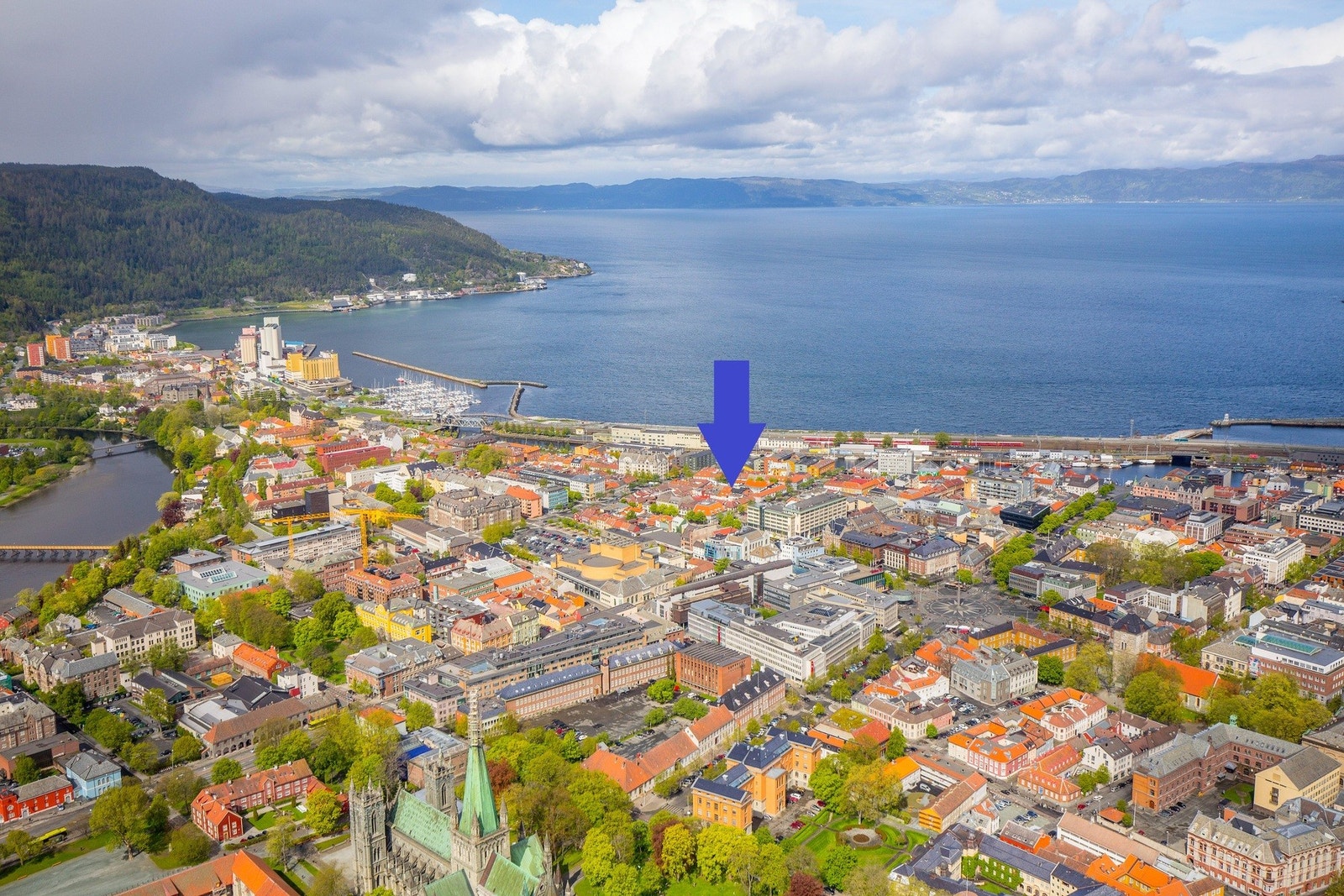 Den blå pilen markerer omtrentlig taket på Dronningens gate 31. Galleribilde