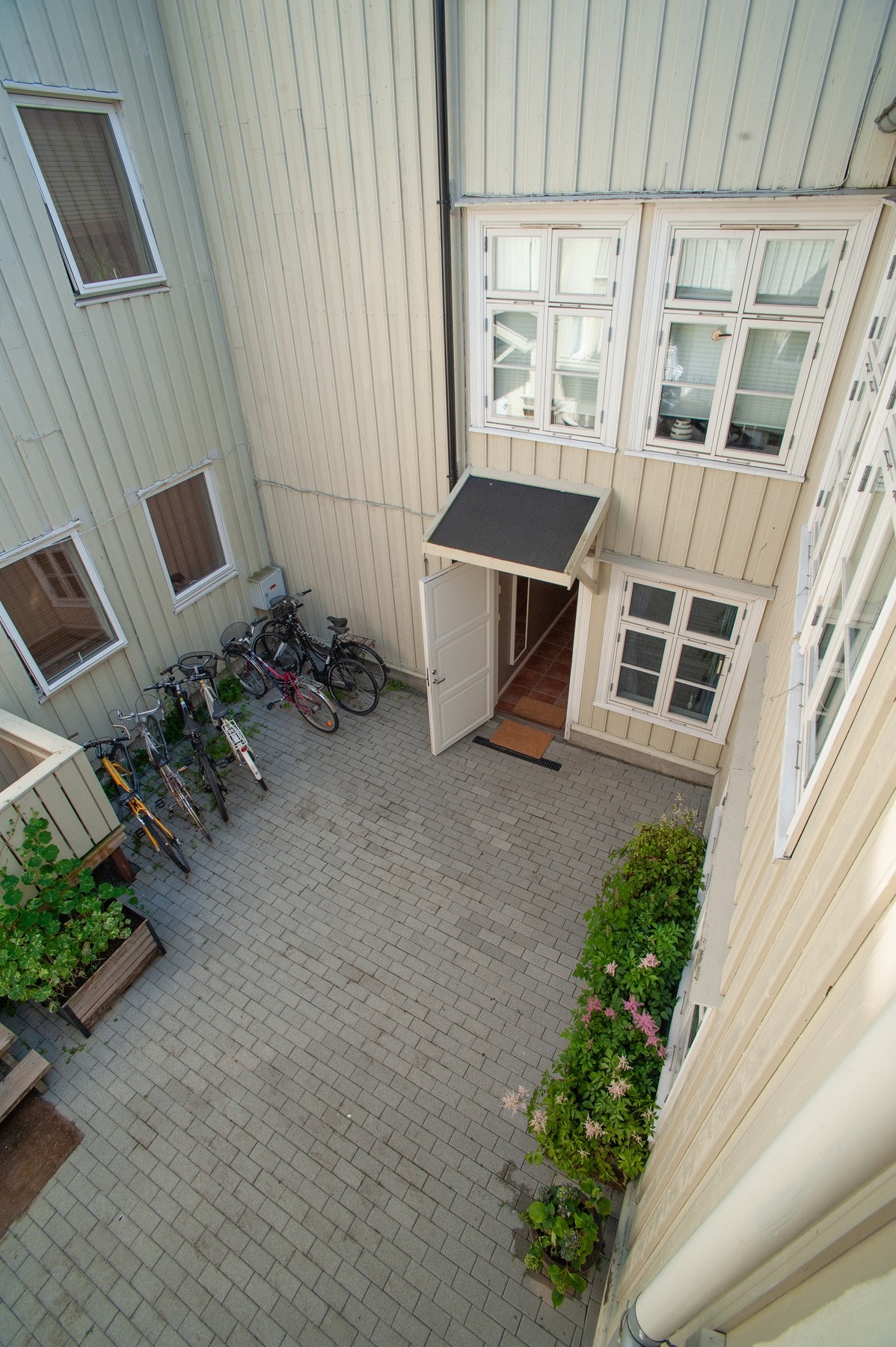 Bygget ble revet og gjenoppbygget/omgjort til leiligheter i 2003. Bakgården ble drenert i 2020/21. Galleribilde