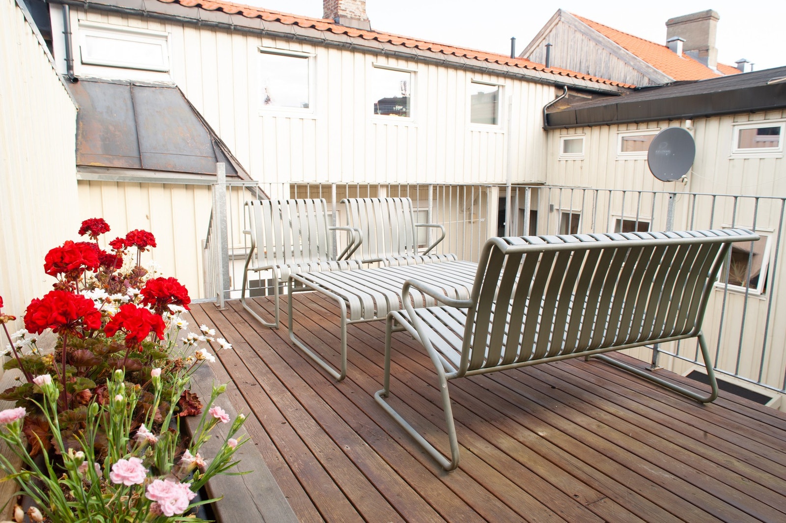 Felles takterrasse hvor du kan nyte solen opptil 11 timer på en sommerdag. Galleribilde