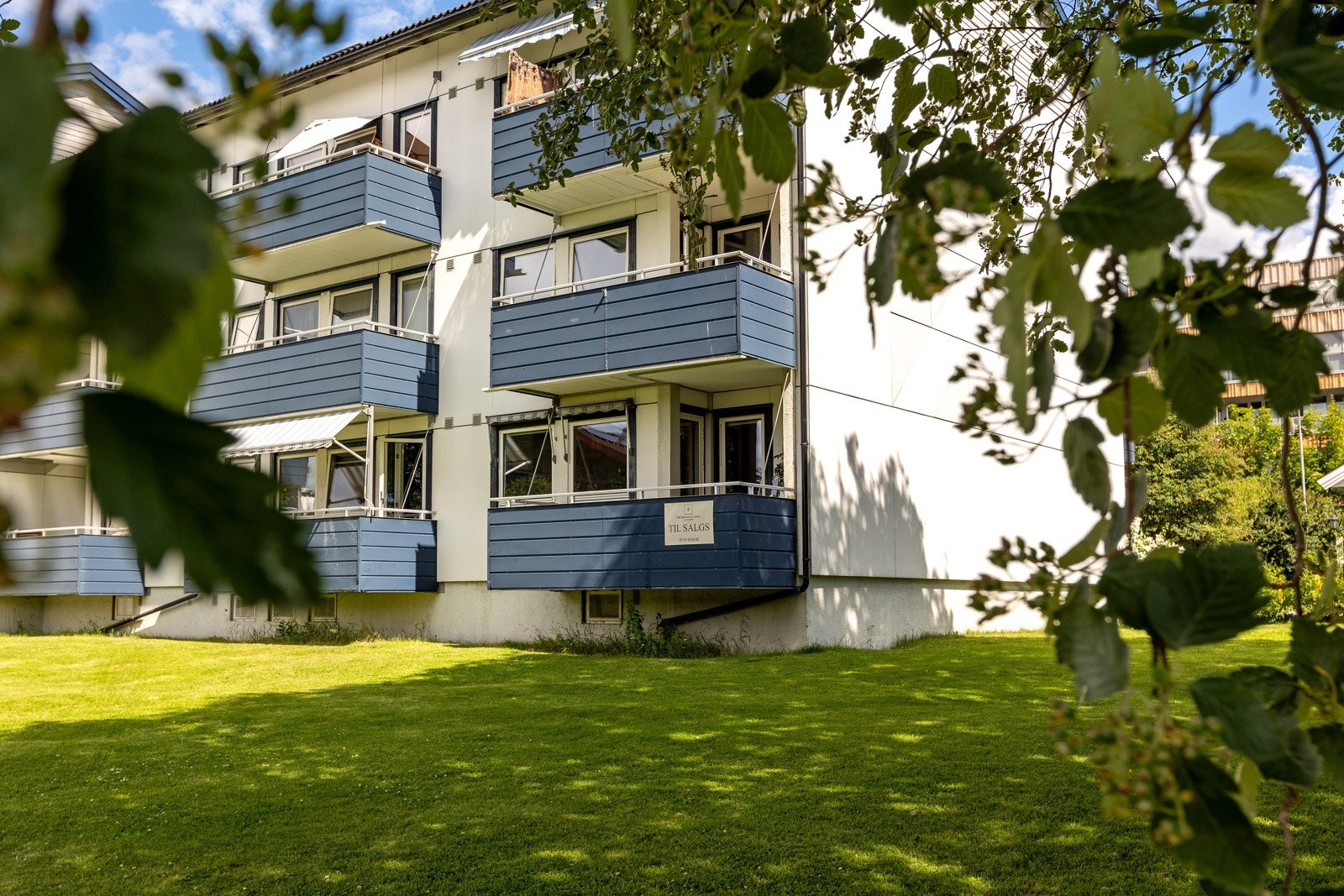 Leiligheten ligger i en høy 1.etasje i enden av bygget. Galleribilde