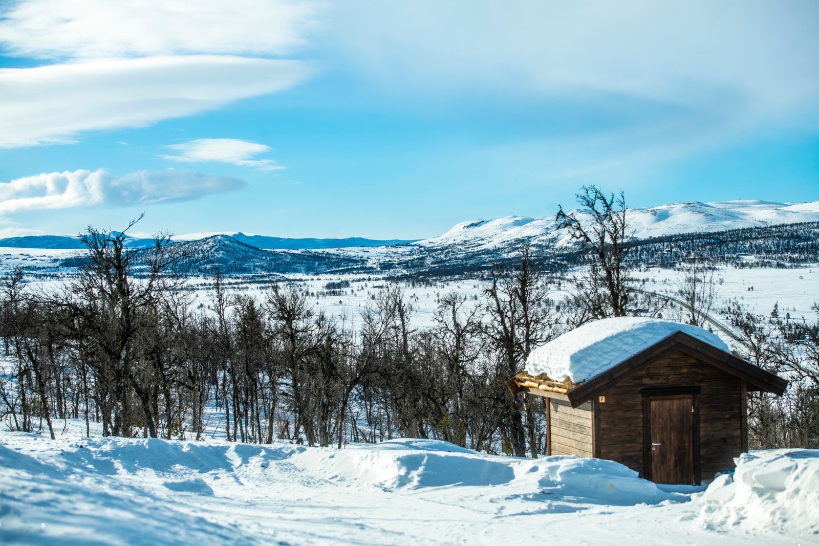 Utsikt i flere retninger og fine solforhold da tomten ligger mot vest Galleribilde