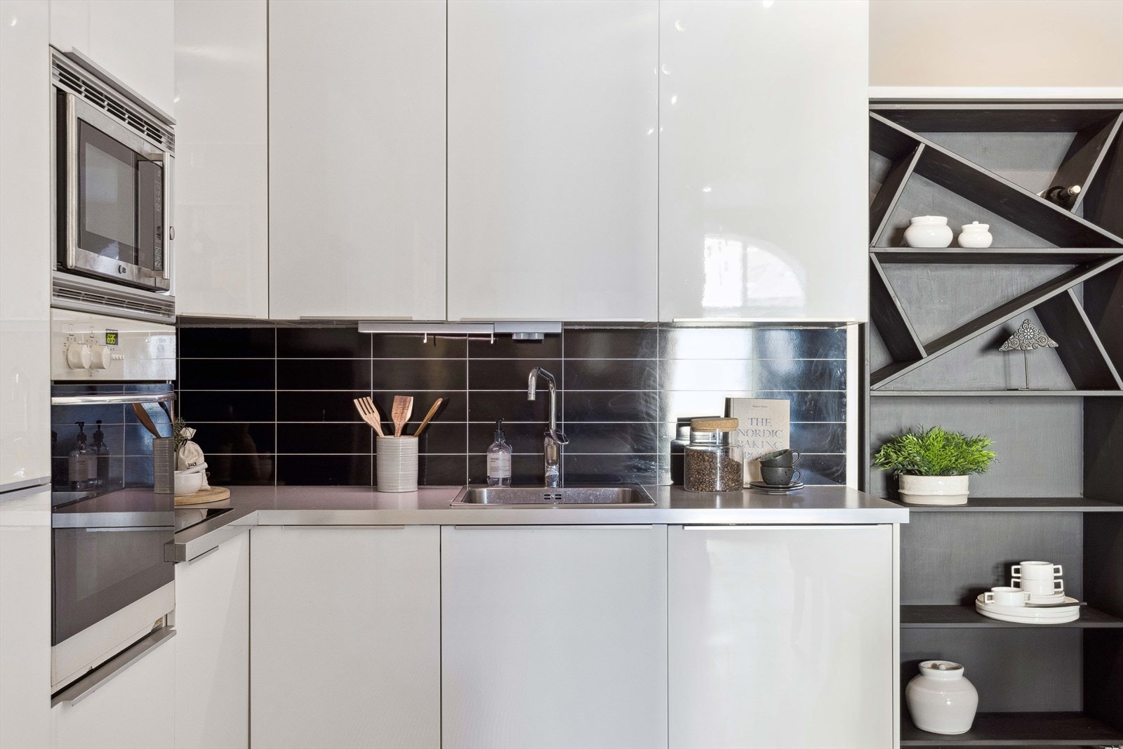 Kjøkkenet har en lekker innredning med mye skap- og benkeplass. Galleribilde