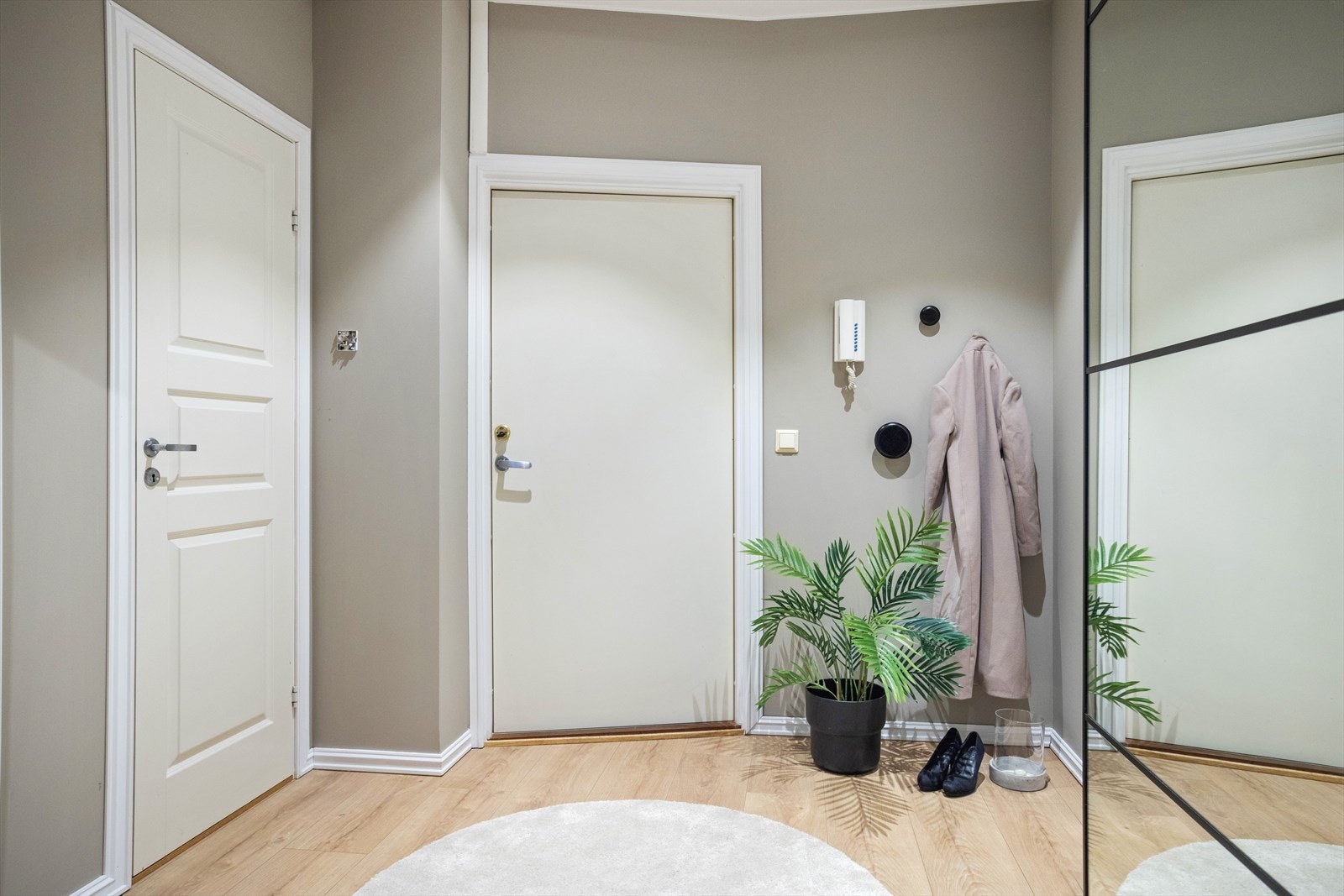 Entreen har god plass til å henge yttertøy og skoparkering. Galleribilde