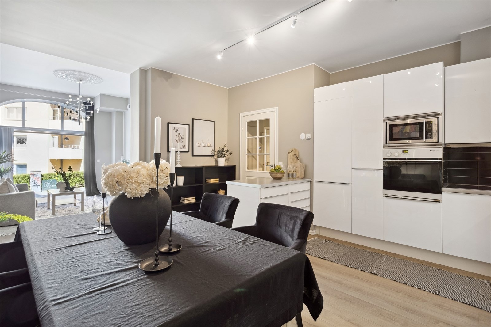 Kjøkken med god plass til spisestuemøbler. Galleribilde