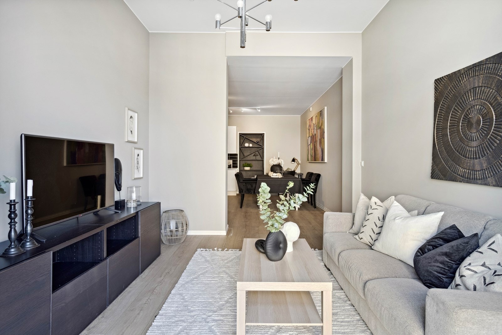 Stue og kjøkken har svært god takhøyde og måler tilsammen ca 36,8 m². Galleribilde