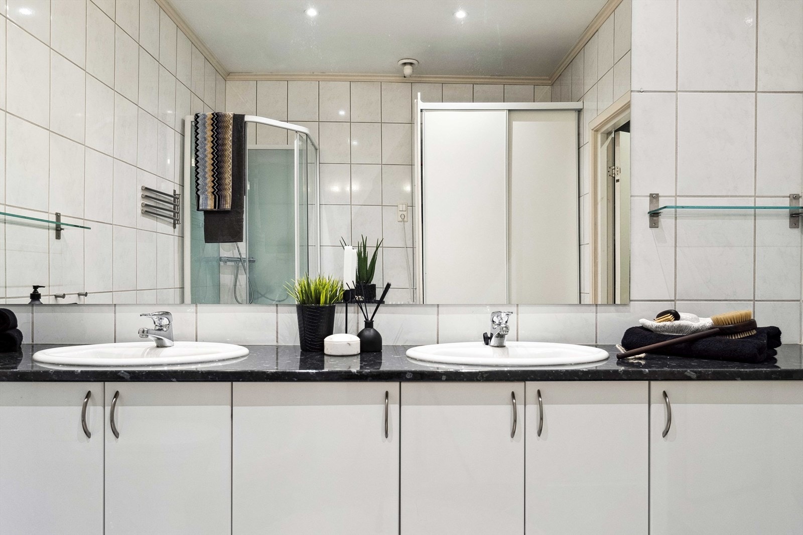 Baderommet er ca 7,7 m² og har flis på gulv og vegg, malt slett himling. Galleribilde