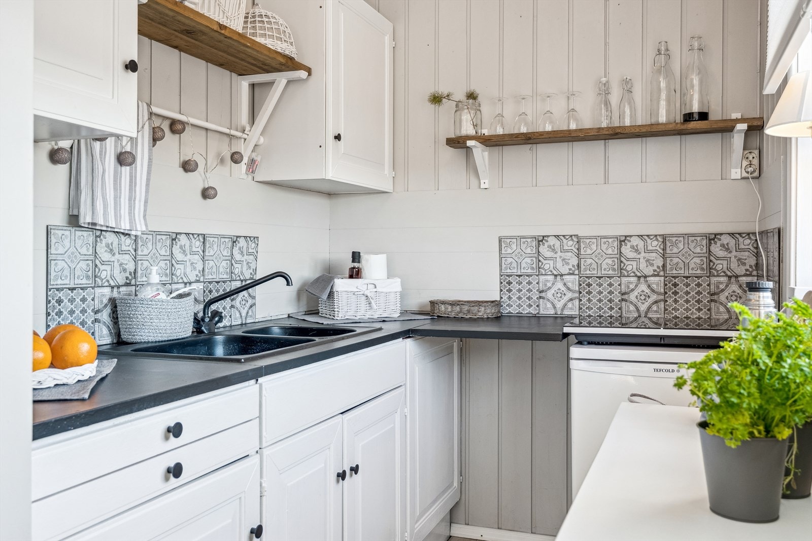 Kjøkken med lys innredning. Galleribilde