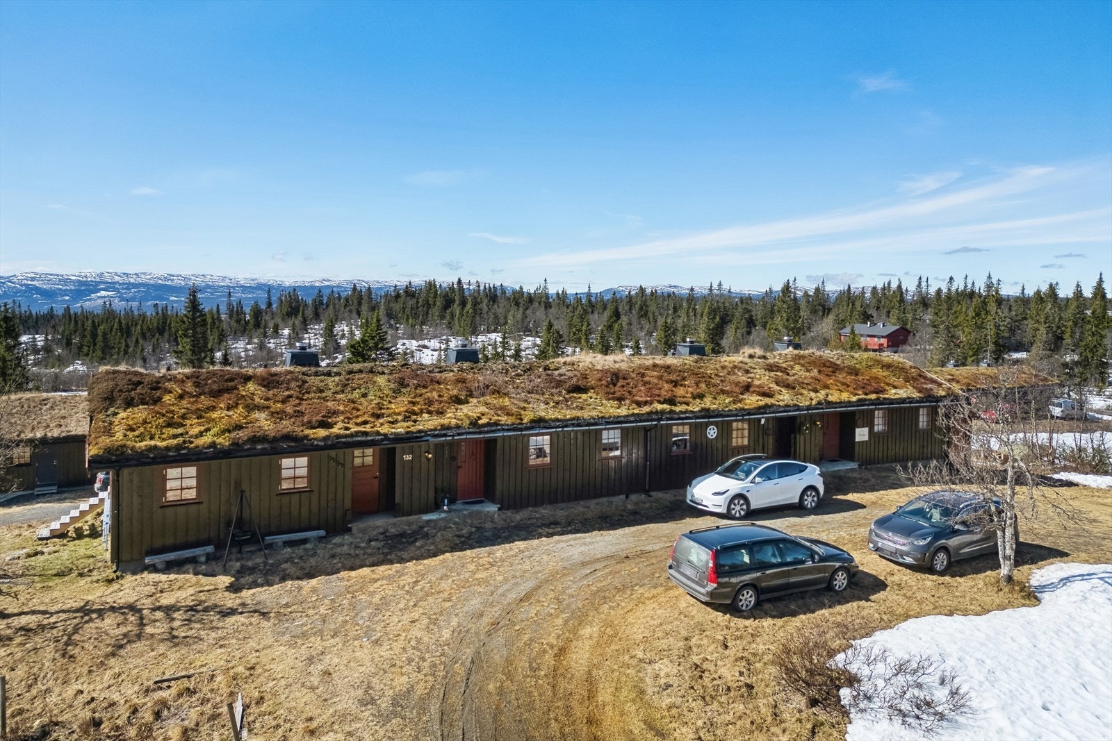 Parkering inntil hytteveggen. Galleribilde