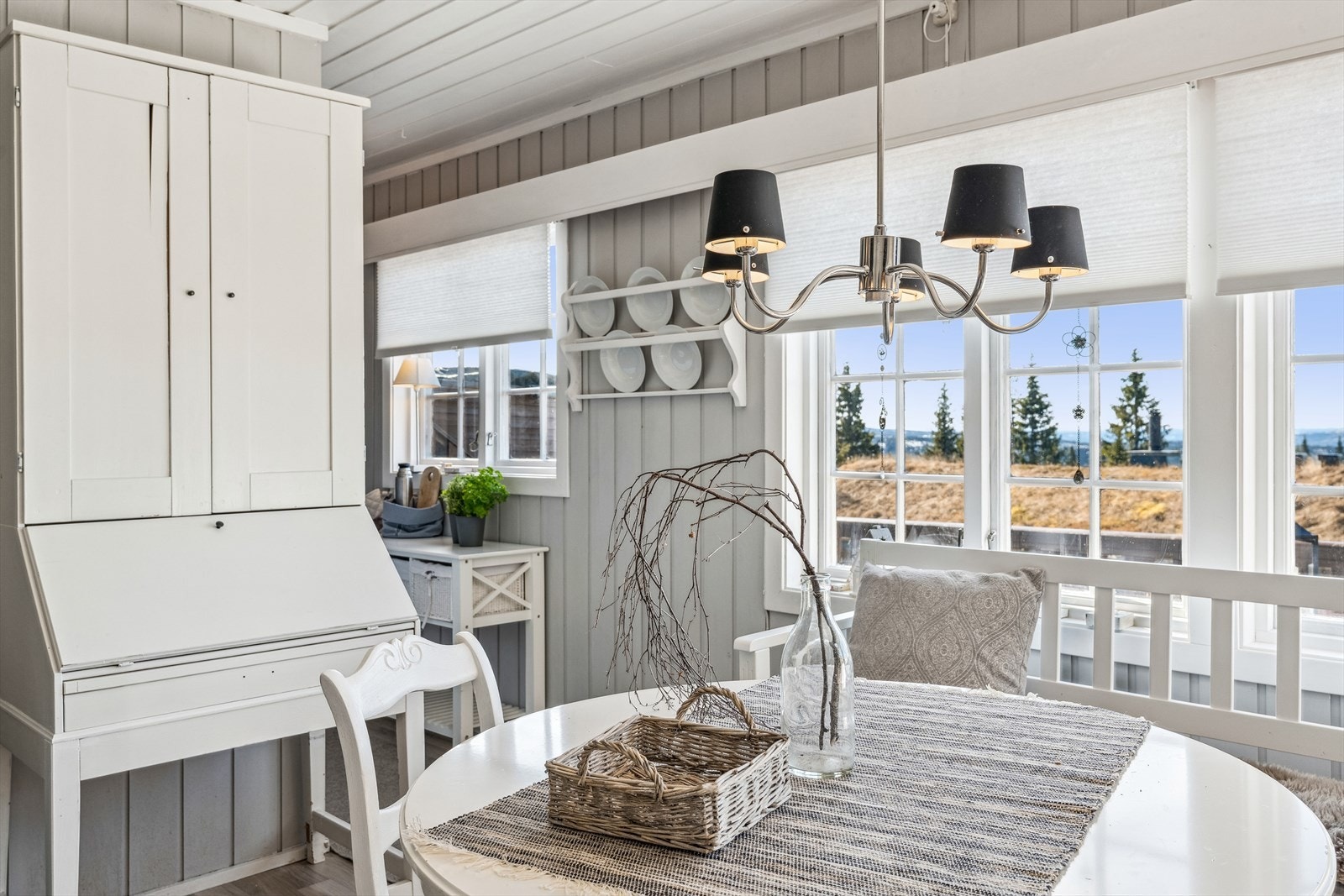 Stuen har godt med dagslys inn. Galleribilde