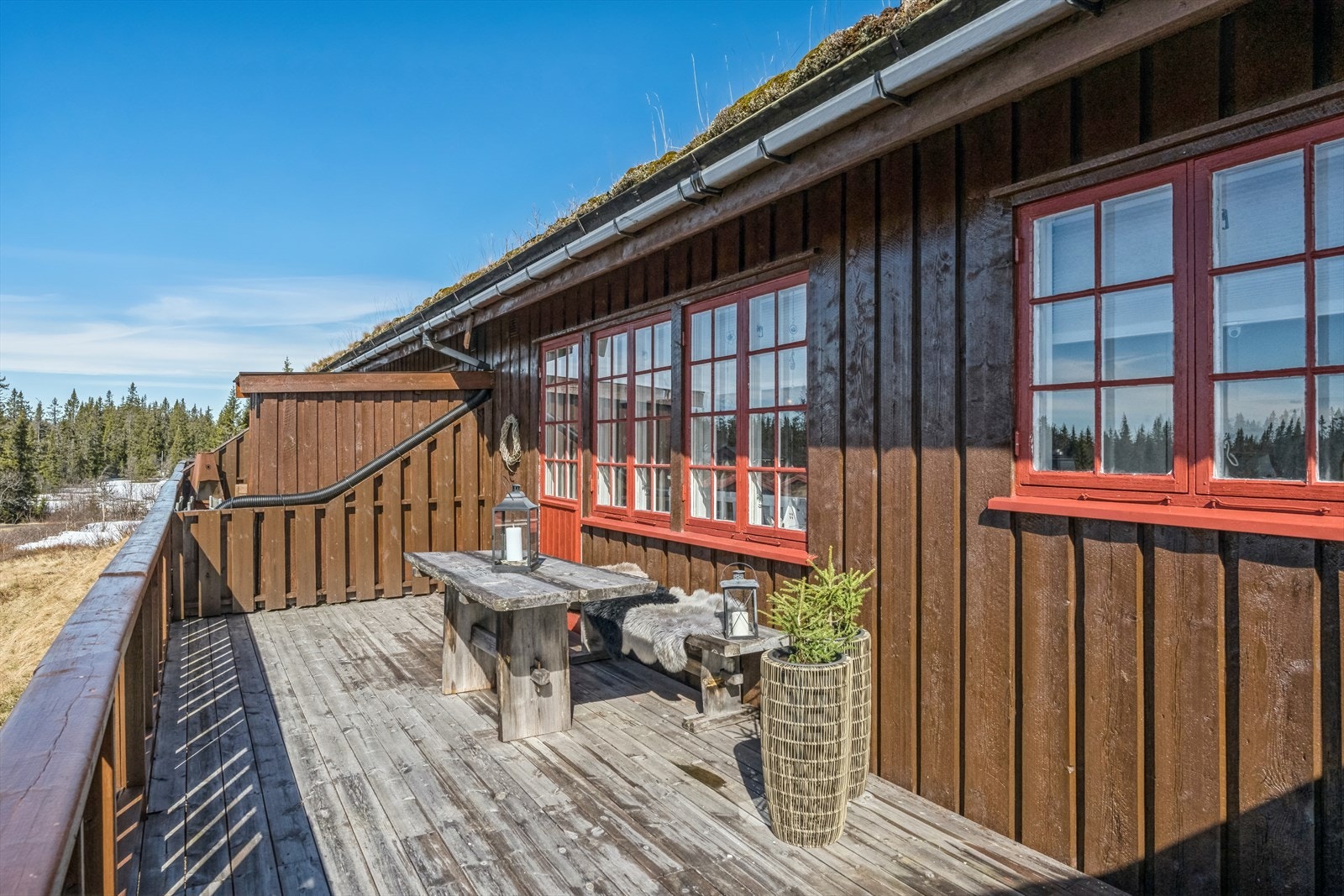 Terrasse med plass for utemøbler. Galleribilde