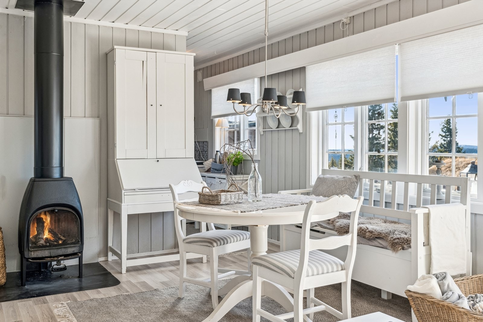 Lun og god atmosfære med vedfyring. Galleribilde