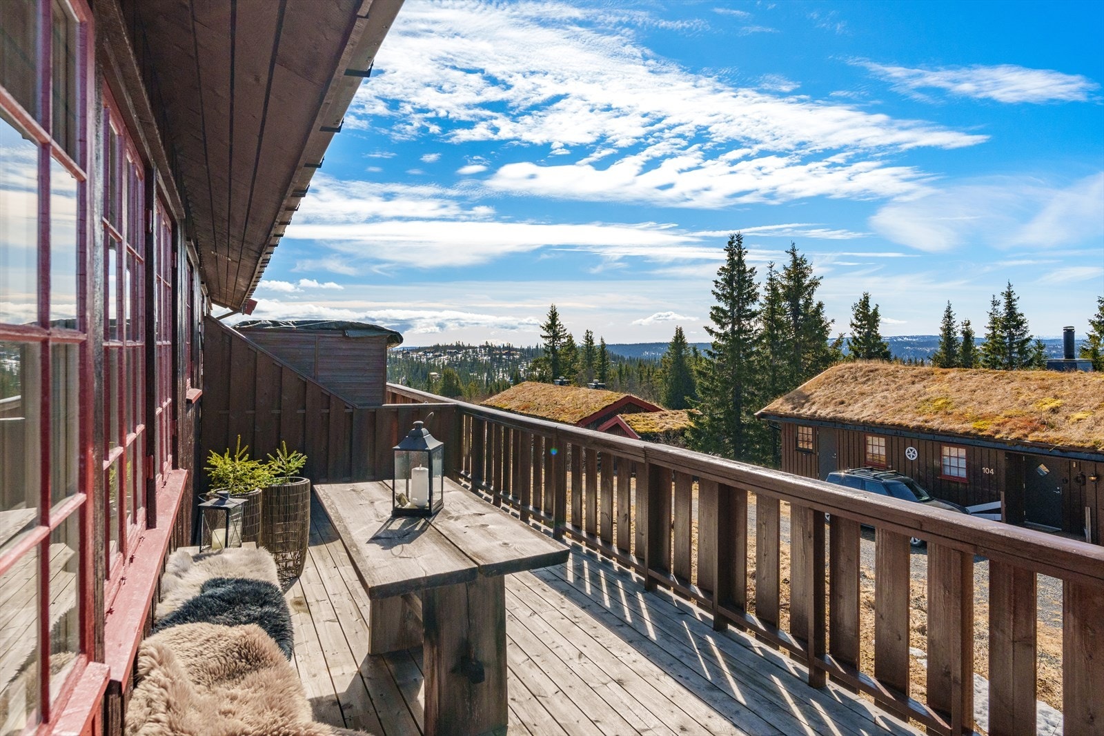 Terrasse skjermet med delevegg mot nabo. Galleribilde