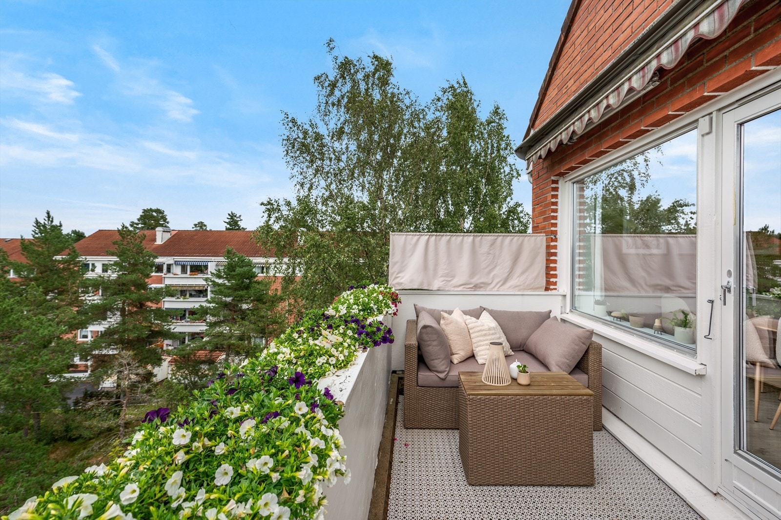 Fra stuen er det utgang til nydelig balkong. Galleribilde