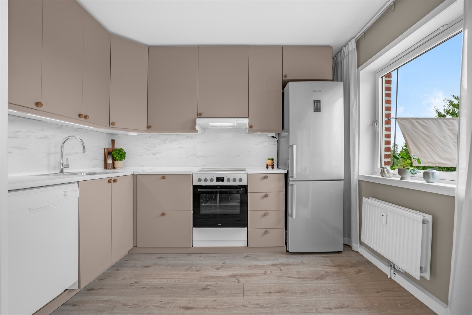 Kjøkkeninnredning fra IKEA som ble oppgradert i 2020 med nye overskap og overflateoppusset i 2024. Galleribilde
