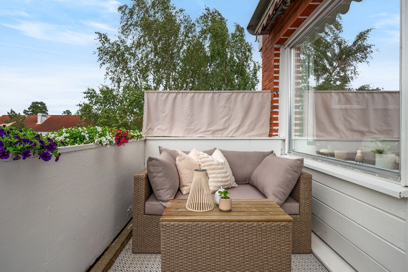 Her er det god plass til en hyggelig sittegruppe hvor man kan nyte varme vår- og sommerdager. Galleribilde