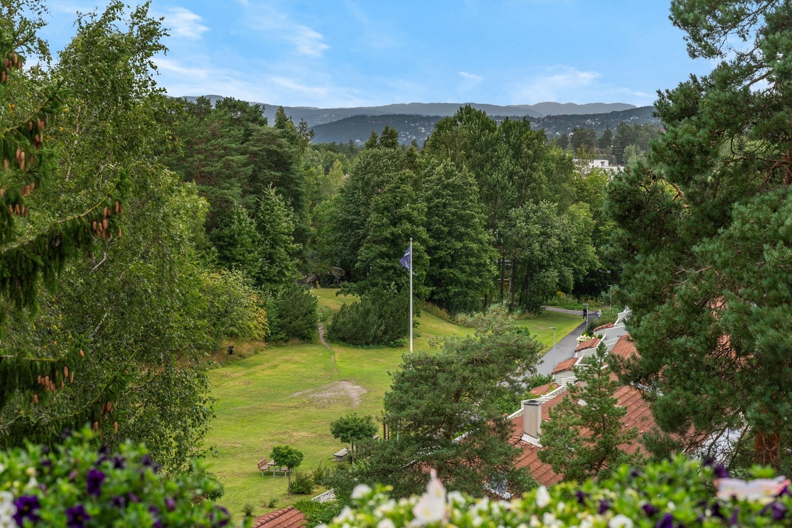 Eiendommen ligger delvis mot natur og delvis mot nærliggende borettslag. Galleribilde