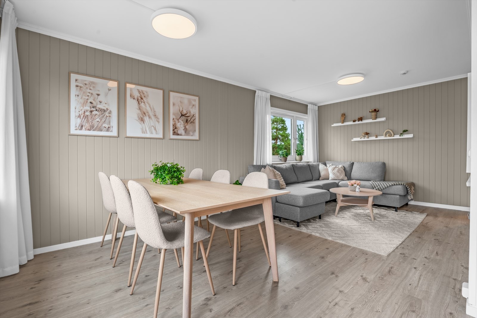 Stuen er lys og luftig med god plass til både sofagruppe, spisebord og annet ønskelig møblement. Galleribilde