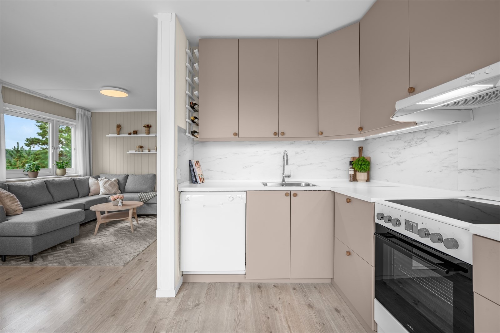 Kjøkkenventilator med avtrekk til kanal. Kjøkkenventilatoren styrer avtrekket fra både kjøkken og baderommet. Galleribilde