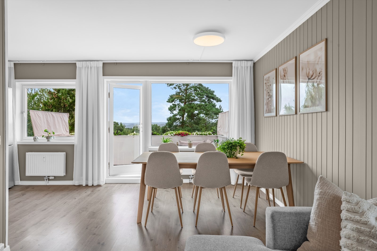 vindusflatene rammer inn den nydelige utsikten. Galleribilde