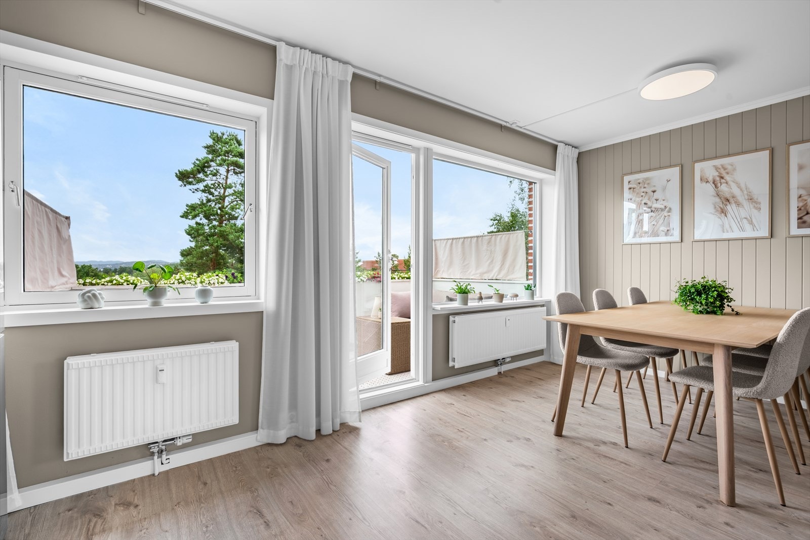 Her er det store vindusflater som gir rikelig med naturlig lysinnslipp. Galleribilde