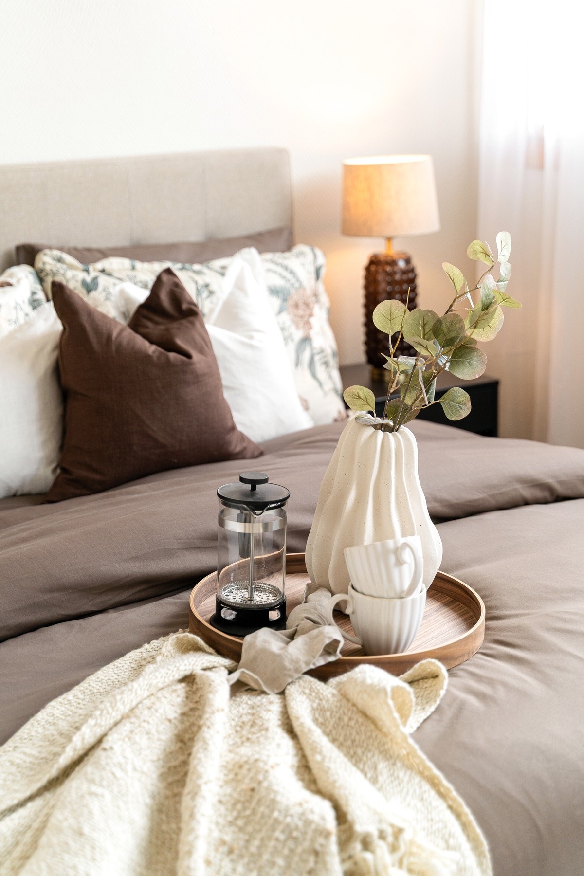 Store vindusflater slipper inn rikelig med dagslys og gir en lys og luftig romfølelse. Galleribilde