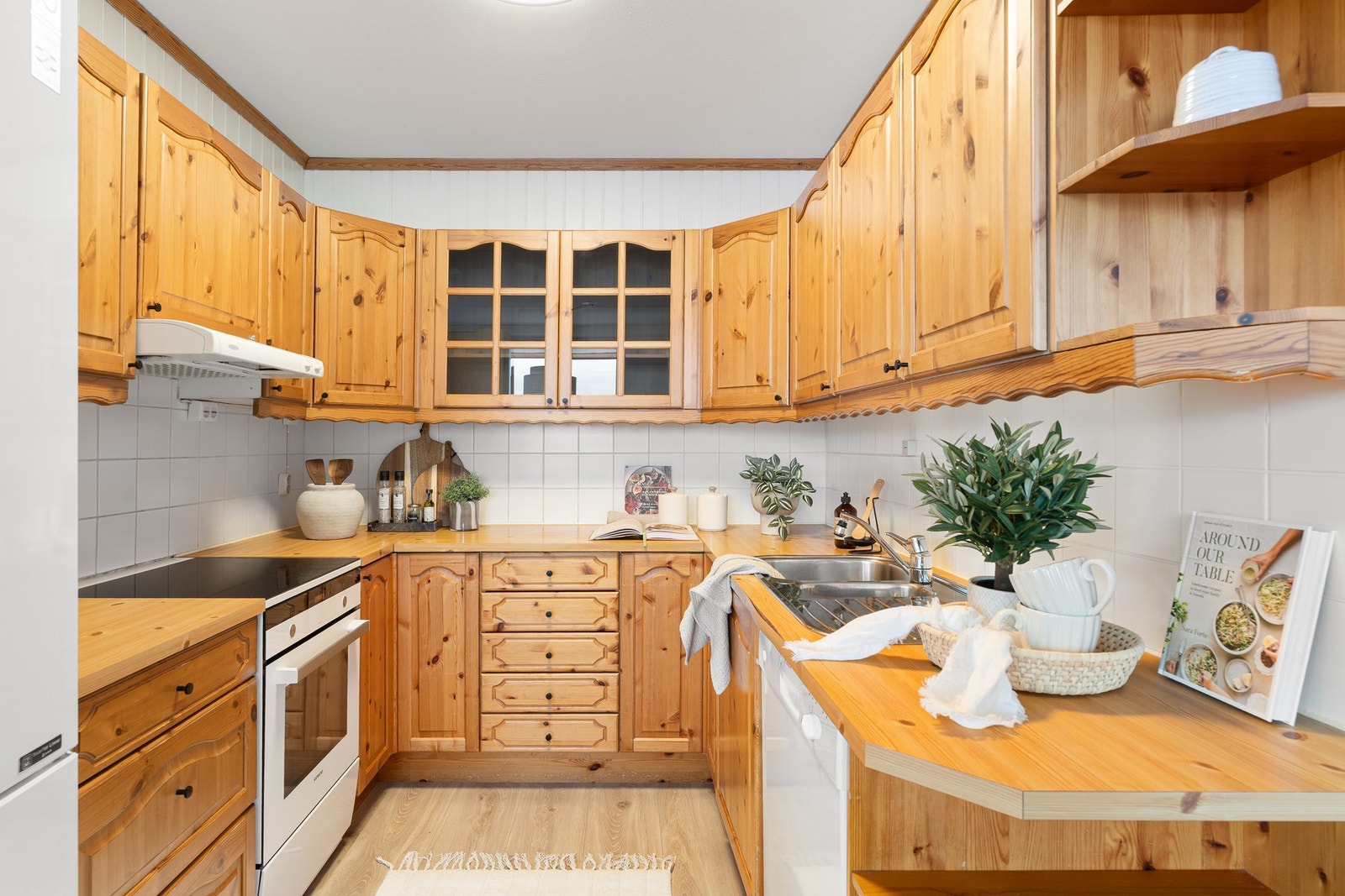 Flott og funksjonelt kjøkken med god benkeplass og praktiske oppbevaringsløsninger. Galleribilde