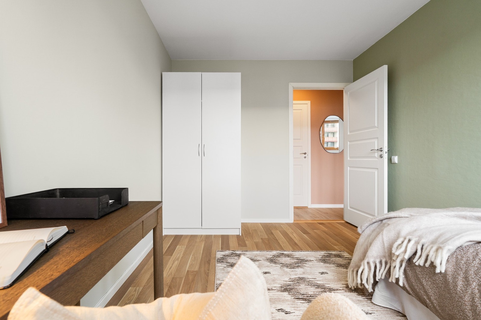 Innredet med garderobeskap. Galleribilde