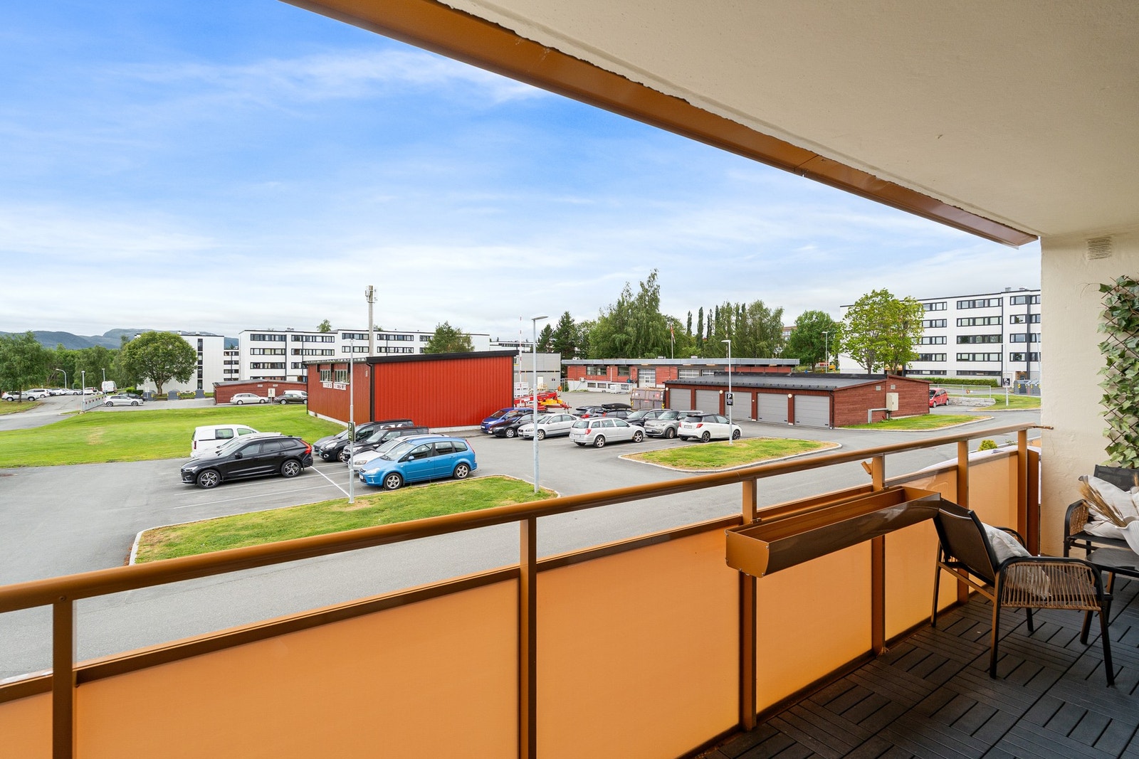 Parkering på felles parkeringsplass med flere ladepunkter for elbil. Det er også gode muligheter for garasjeplass like ved inngangsdøren. Galleribilde