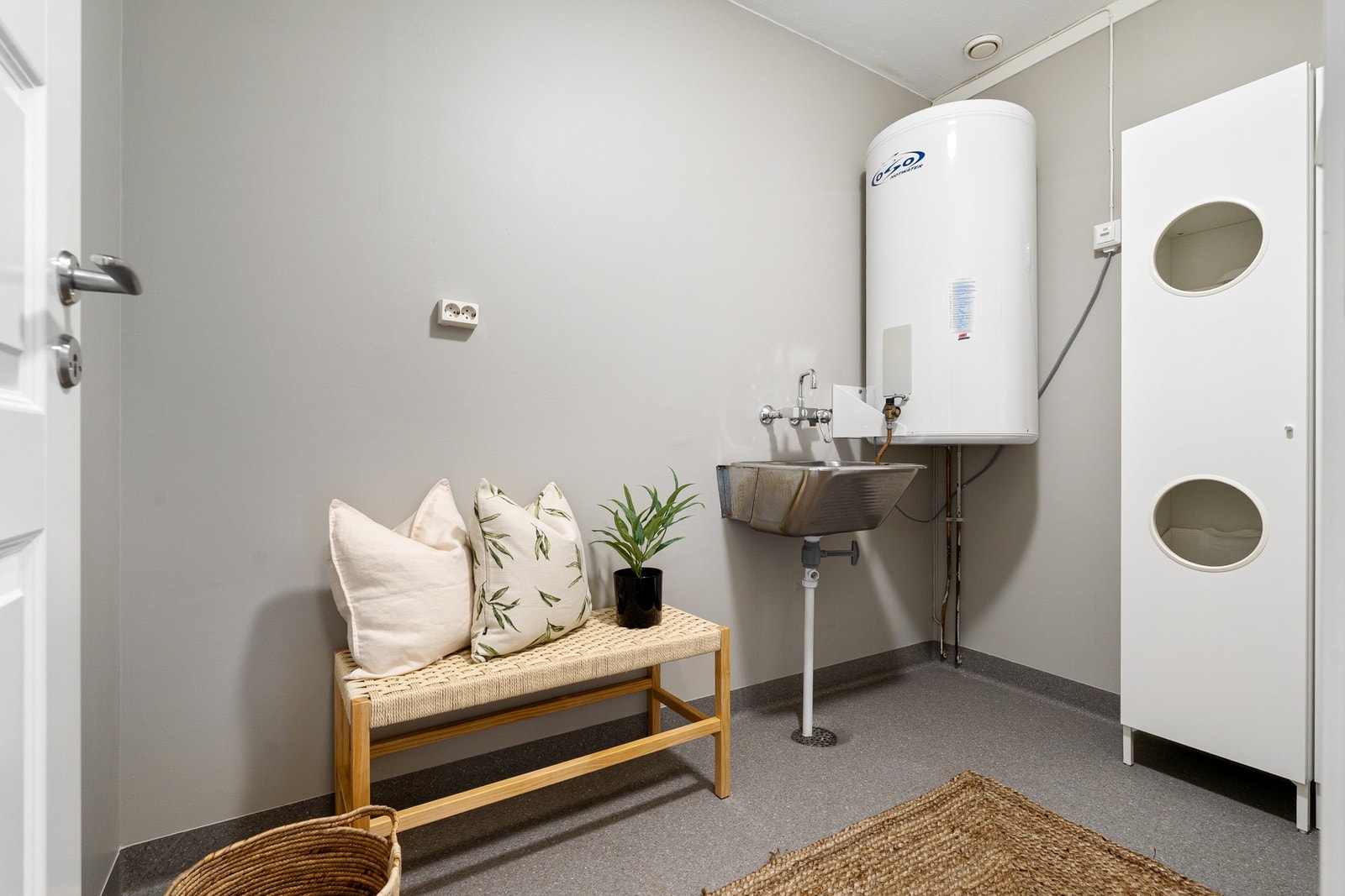 Eget vaskerom på 4,5 m² med plass til både vaskemaskin, tørketrommel og oppbevaring. Galleribilde