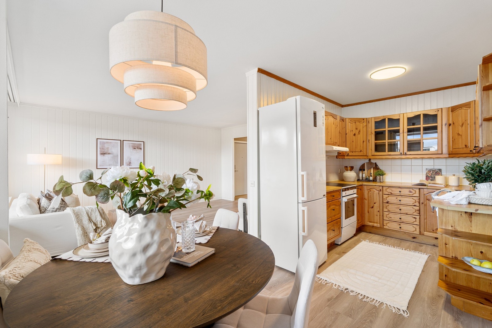 Her er det rikelig med plass til et langbord som samler både små og store anledninger. Galleribilde