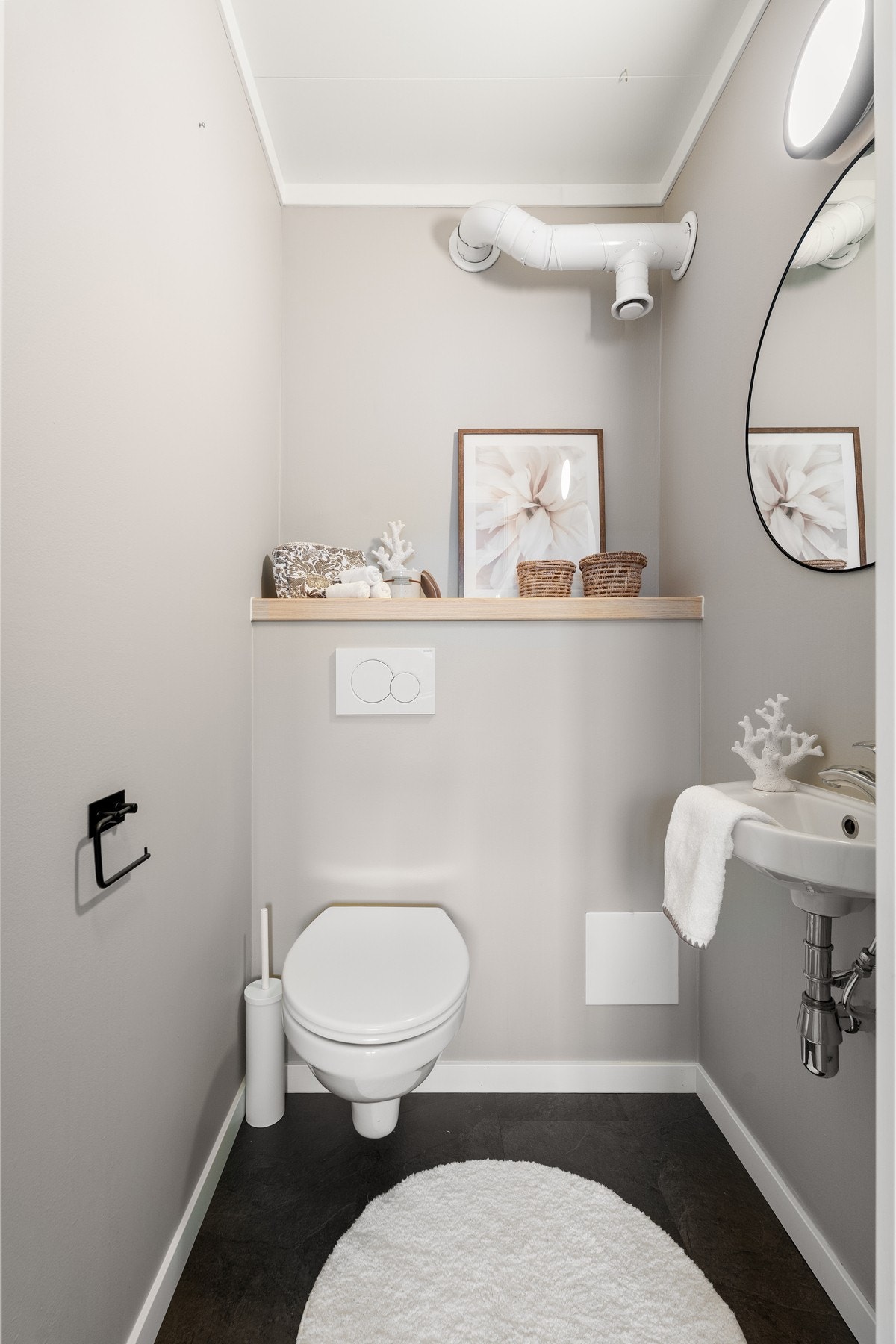 Toalettrommet er adskilt fra badet, noe som gir økt komfort og fleksibilitet. Galleribilde