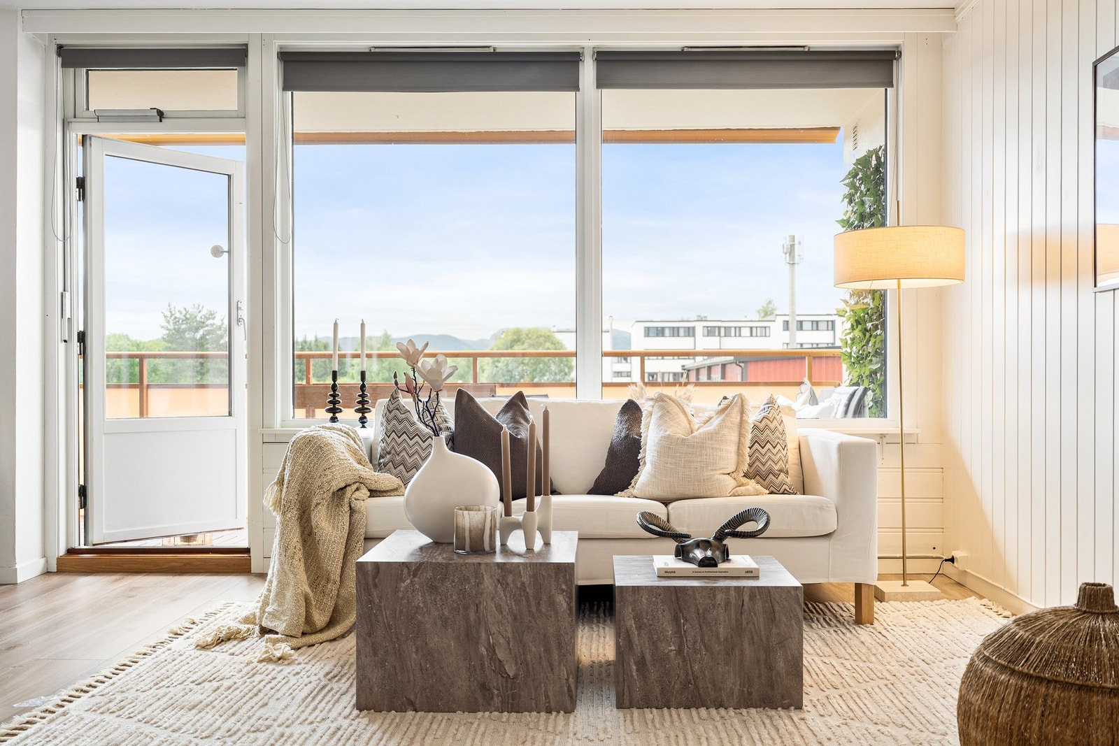 Store vinduer gir en åpen og luftig atmosfære med naturlig lysinnslipp. Galleribilde