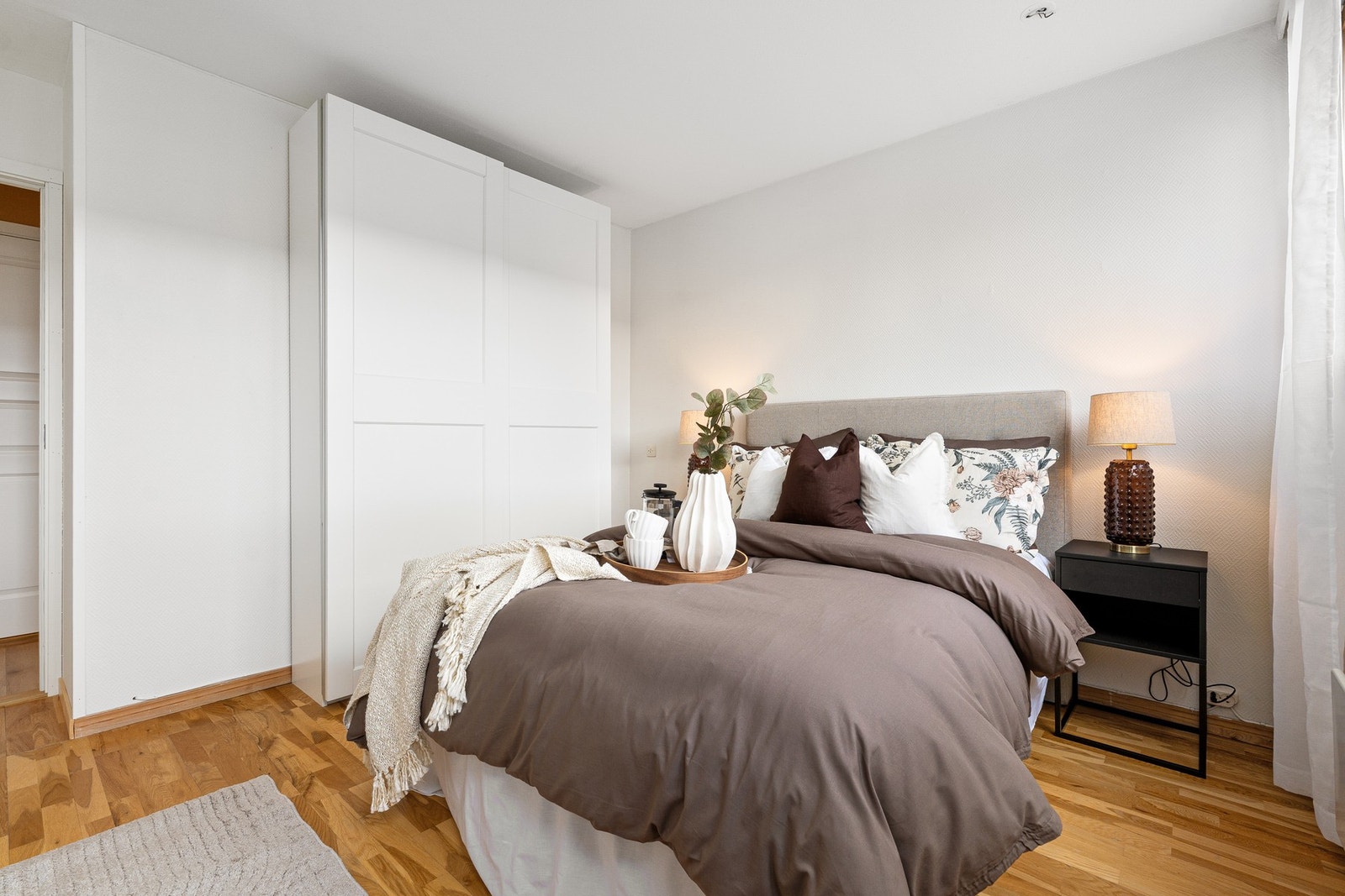 Garderobeskap medfølger i handelen. Soverommet kan omfordeles til to mindre soverom ved behov. Galleribilde