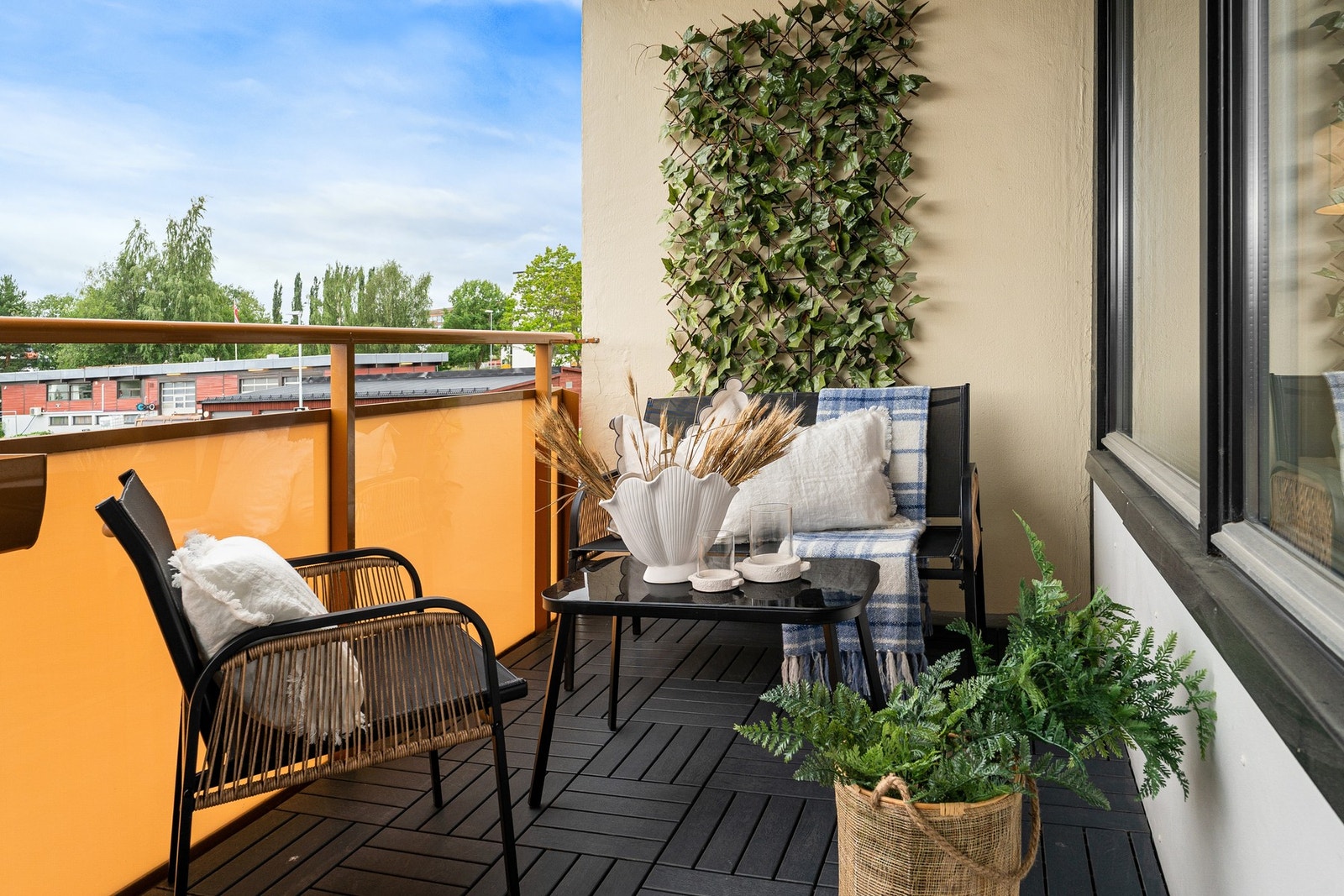 Balkongen på 10 m² gir rikelig med plass til både sittegruppe og grønne innslag. Galleribilde