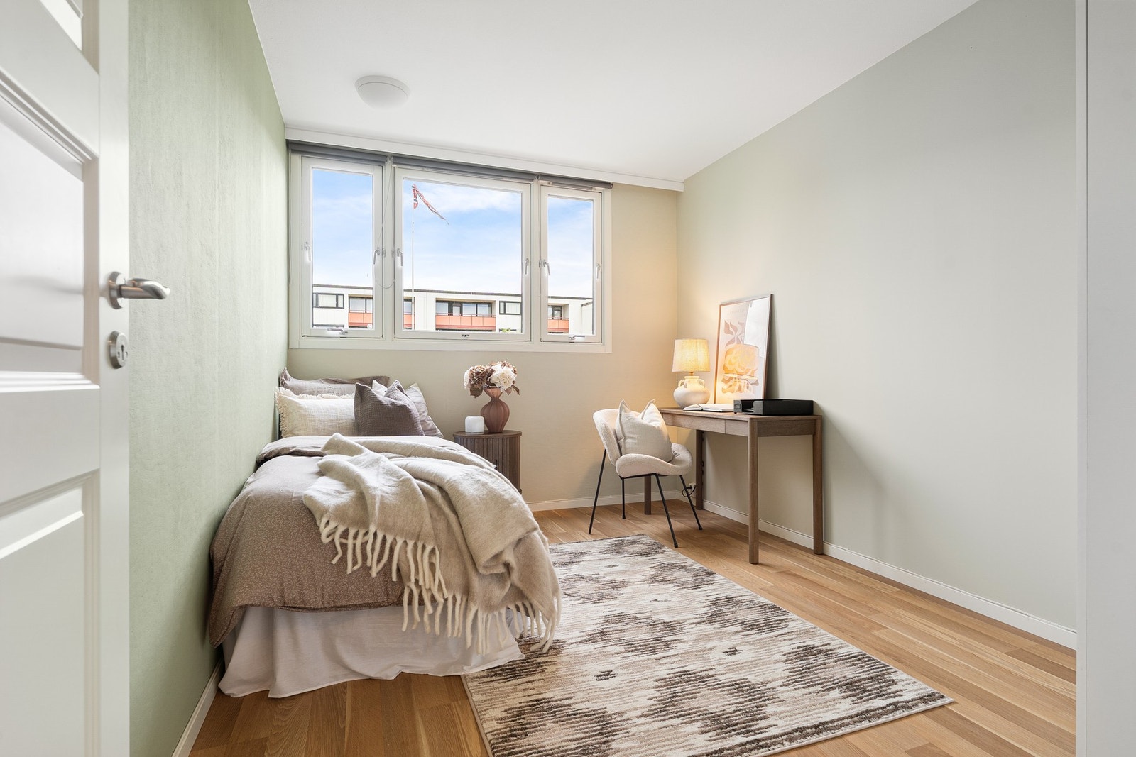 Soverom 2 på 10,5 m² gir god plass til seng, skrivebord og oppbevaring. Galleribilde